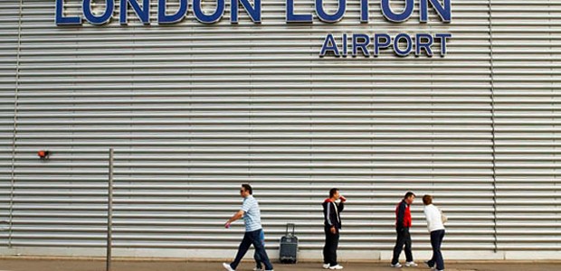 Passagiere vor dem Terminal: Luton steht auf dem Prüfstand.