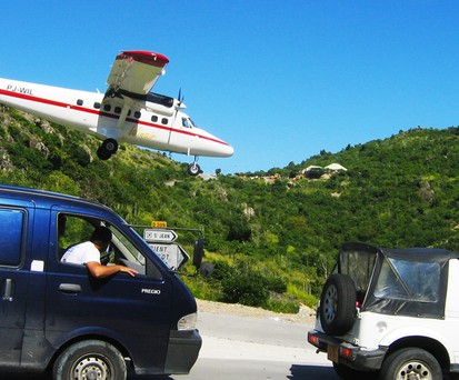 Was muss ein Luftfahrtfan einmal getan haben? «In St. Barth beim Kreisel stehen», sagt aeroTELEGRAPH-Leser David Bruegger. <a href="https://www.aerotelegraph.com/hobbyfotograf-wird-beinahe-von-fahrwerk-getroffen" target="_blank" rel="noopener">Ganz ungefährlich ist das nicht.</a>