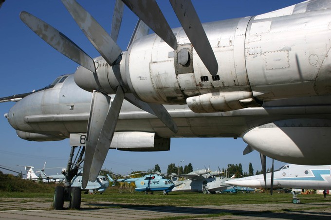 Neben zahlreichen zivilen Flugzeugen ist auch der berühmt-berüchtigte Tupolev Langstreckenbomber Tu-95 Bear zu sehen. Im Hintergrund die Nase einer Tupolev Tu-22.