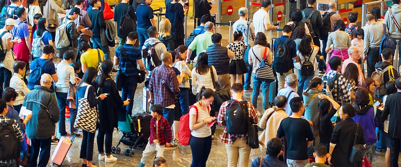 Schlangen am Flughafen: Diesen Sommer ist das Alltag.