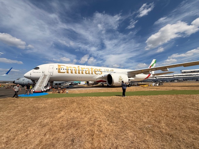Airbus zeigt den A350-900 in den Farben von Emirates.