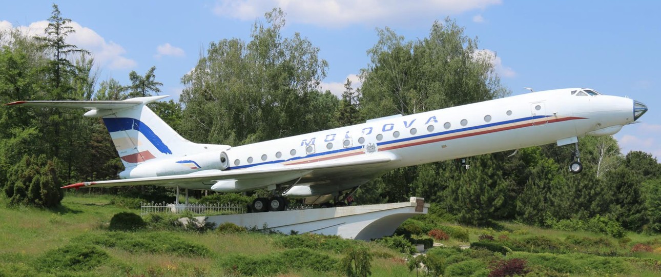 Flugzeug bei der Anfahrt zum Flughafen Chisinau: Die Regierung will einen neuen Betreiber.