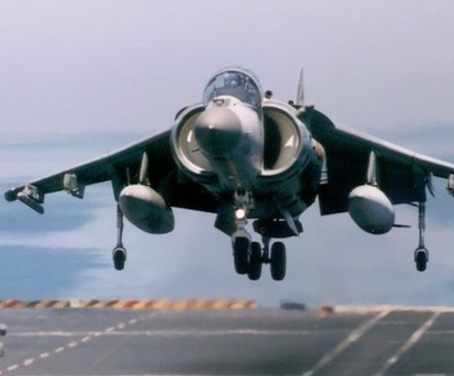 Herrscher der Meere: Die Hawker Siddeley Sea Harrier macht Flugzeugträgern das Leben leichter.
