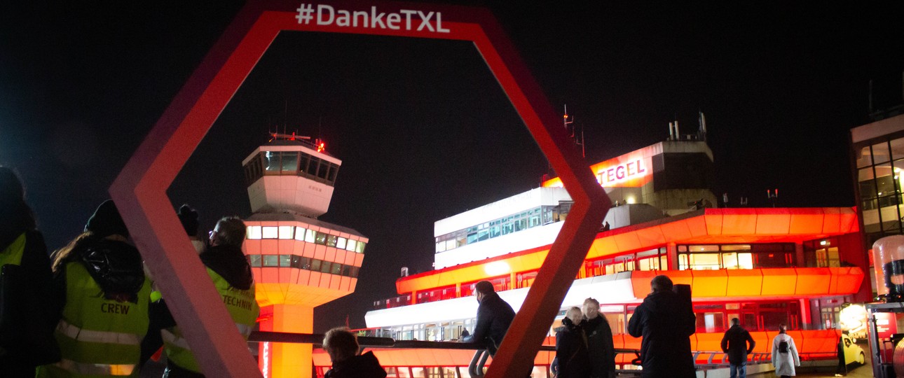 Besucherplattform in Berlin-Tegel: Am vorletzten Betriebstag durfte die Öffentlichkeit ein letztes Mal auf die Aussichtsplattform.