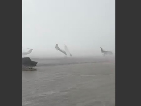 Sturm am Flughafen Forli: Flugzeuge umgedreht.