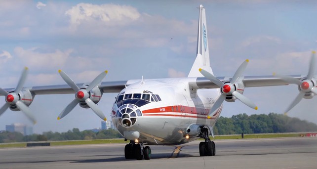 Wie ukrainische Airlines mit fast 60 Jahre alten Flugzeugen um die Welt fliegen