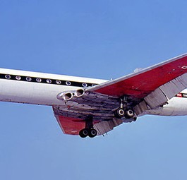 Die <strong>De Havilland Comet</strong> war das erste in Serie gebaute Strahlverkehrsflugzeug der Welt. Den Passagierbetrieb nahm sie im Jahr 1952 auf. Nur ein Jahr später begann eine Unfallserie. Gleich bei drei Abstürzen von De Havilland Comet der britischen Airline Boac stellte sich heraus, dass die Flieger in der Luft auseinandergebrochen waren. Erst nach dem dritten Unfall wurde dem Flieger die Musterzulassung entzogen.

Eine langwierige Ermittlung ergab schließlich, dass Materialermüdung zum Auseinanderbrechen der Maschinen geführt hatte und die Comet wurde umkonstruiert - so wurden etwa weichere Legierungen verarbeitet. Erst 1958 wurden wieder kommerzielle Flüge aufgenommen.
