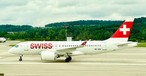 Airbus A220 von Swiss: Die Airline hat aktuell zu viele Flugbegleitende.