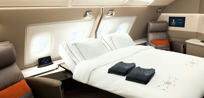 ... Singapore Airlines mit ihrer <a href="https://www.aerotelegraph.com/singapore-bringt-hotelzimmer-in-der-neuen-first-class-kabine-airbus-a380" target="_blank" rel="noopener">neuen First Class Suite</a> für den Airbus A380. Die ersten beiden der insgesamt sechs Suiten können zu einer mit Doppelbett umgewandelt werden.