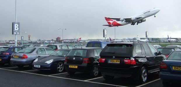 Parkende Autos in Heathrow: In Zukunft sollen Pkws eine Maut für die Fahrt zum Flughafen zahlen.