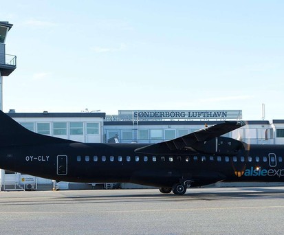 Eine ATR-72 von Air Alsie Express am Flughafen Sønderborg: ab 2027 soll sich die Passagierzahl am Flughafen verdreifachen.