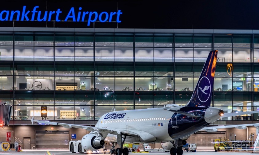 Lufthansa-Jet in Frankfurt: Am Mittwoch sind Flugausfälle und Verzögerungen zu erwarten.