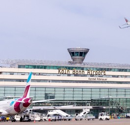 Airbus A321 Neo von Qatar Airways über dem Flughafen Köln/Bonn: Könnte einst so aussehen.