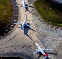 Viele Airlines, viel Auswahl: Die Umfrage zeigt, dass weltweit die eigenen Erfahrungen der Passagiere (70%) das wichtigste Kriterium bei der Entscheidung für eine Fluglinie sind. Es folgen Freunde und Bekannte (57%) und Reisevergleichsportale (40%) als zweit- und drittzuverlässigste Quelle.