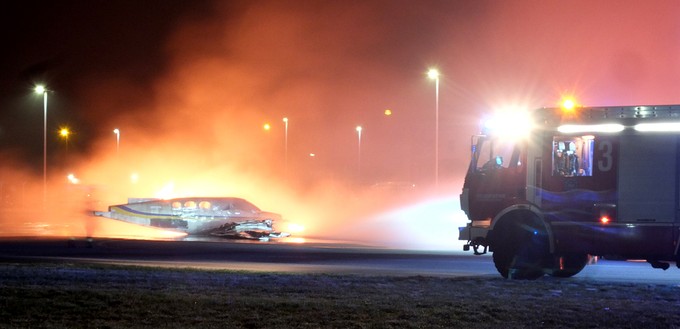 Auch rund um eine Cessna 411 brennt es und die Feuerwehr löscht.