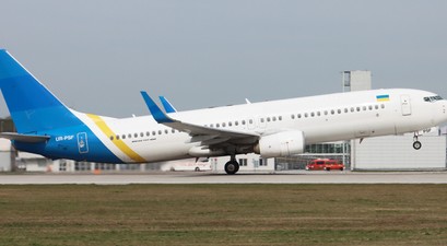 Die UR-PSF im März 2024, in der Zeit bei Windrose Airlines - das Ukraine-International-Logo war damals schon entfernt, der Fly-One-Schriftzug noch nicht aufgebracht: Heute trägt die Boeing 737-800 das Design von Georgian Airways und die Kennung 4L-GTO.