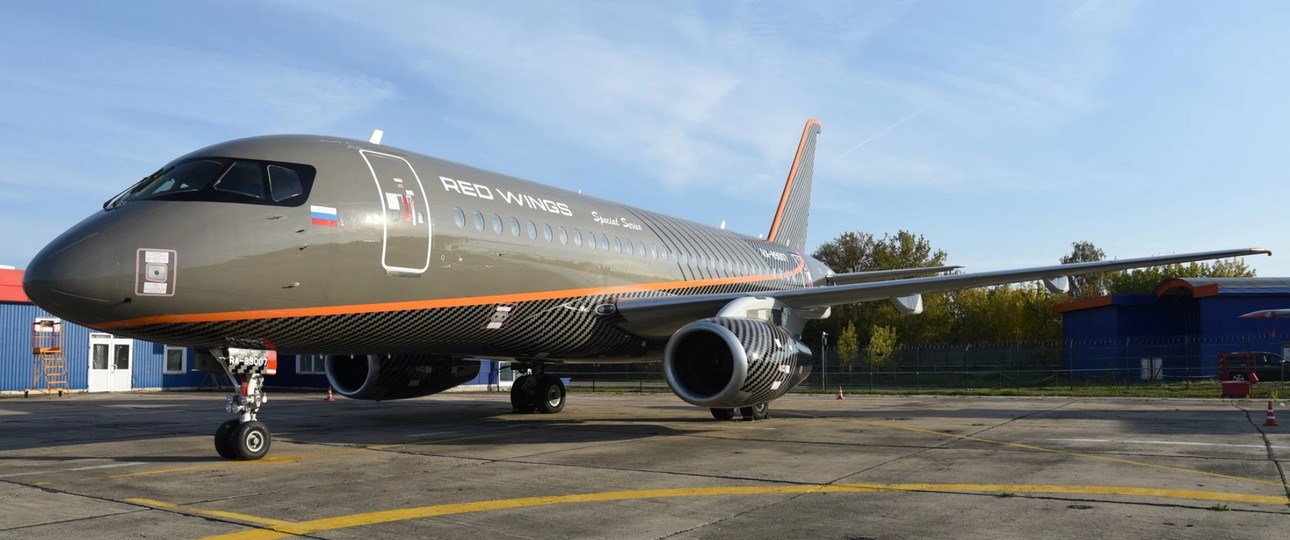 Der VIP-Superjet von außen: Kennzeichen RA-89007.