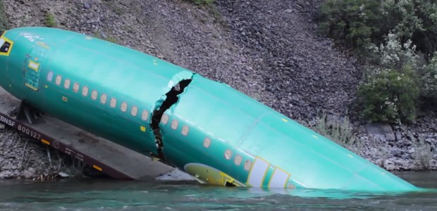 Zerbrochener 737-Rumpf: Kaum noch zu reparieren.