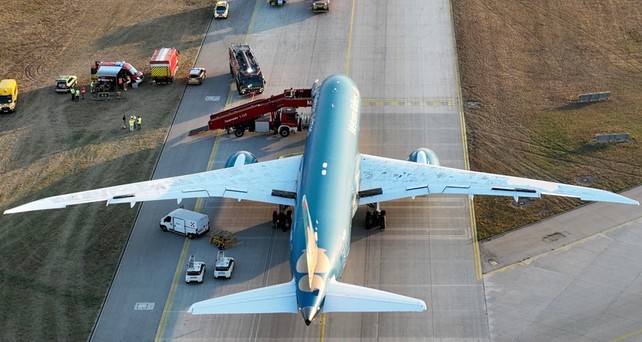 Die stehen gebliebene Boeing 787 von Vietnam Airlines nach der Landung in München: Die Blackbox wird ausgewertet.