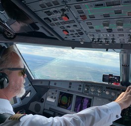 Claus Harder im Cockpit: Viel zu tun auf dem Weg nach Faro.