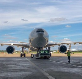 Jet vor dem Nayak-Hangar in Düsseldorf: Hier werden künftig Eurowings-Jets gewartet.