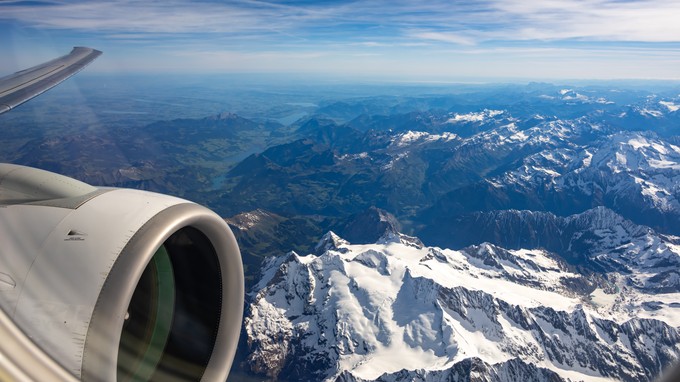 Das Wetter spielt mit und erlaubt einen erstklassigen Blick auf die Alpen.