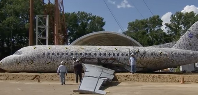 Beim Aufprall brachen beide Flügel vom Rumpf ab. Am Heck ist die fiktive Registrierung in Anlehnung an den neuen Zweck der Fokker 28 zusehen.