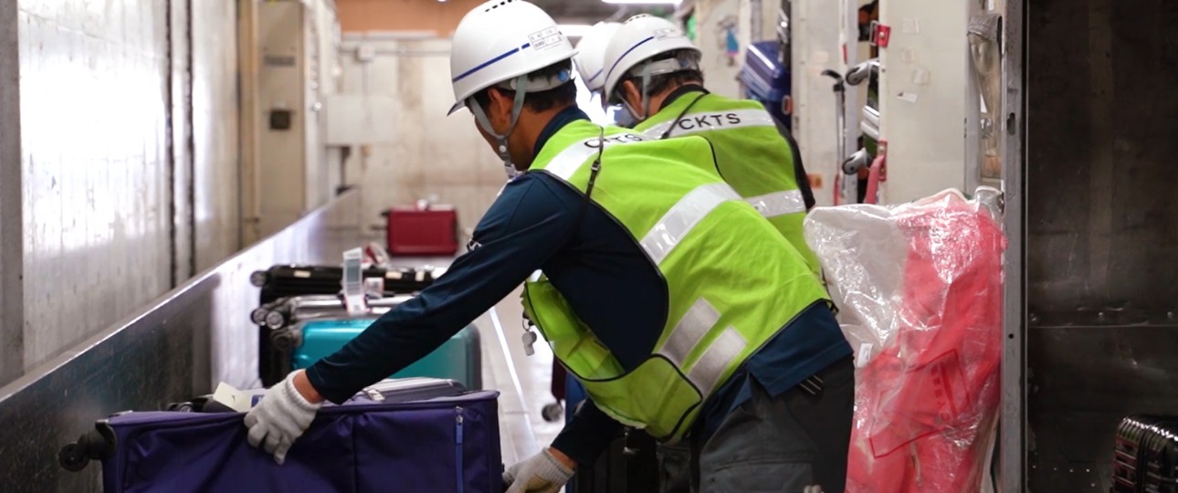 Gepäckverladung am Kansai Airport: Viel Personal, große Genauigkeit.