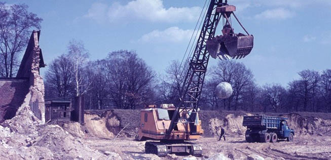 1968 ziehen alle Charterfluggesellschaften nach Tegel um, da Tempelhof überlastet ist. In TXL wird ein Ausbau beschlossen, 1970 beginnen die Arbeiten.