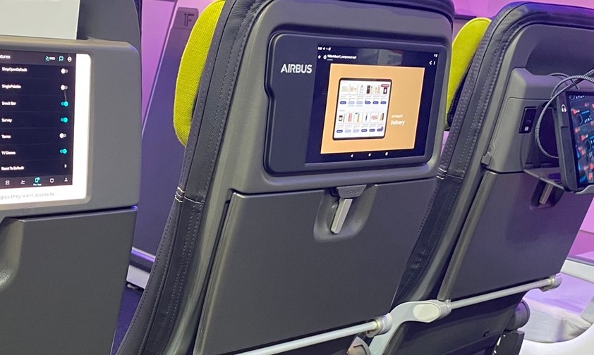 Essensbestellung über den  Bildschirm oder sogar das eigene Gerät: So sollen Airlines auch Daten sammeln, die dabei helfen, Foodwaste zu vermeiden.