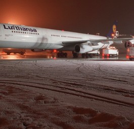 Airbus A340-300 von Lufthansa: Die Fluglinie fliegt via Bangkok nach Hongkong.
