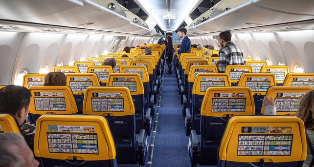 Kabine von Ryanair: Die Airline erhebt in England eine Gebühr, wenn man neben seinen Kindern sitzen will.
