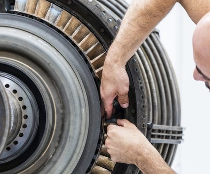 Ein Forscher bei der Triebwerksreinigung: Künftig soll das in 20 Minuten funktionieren.