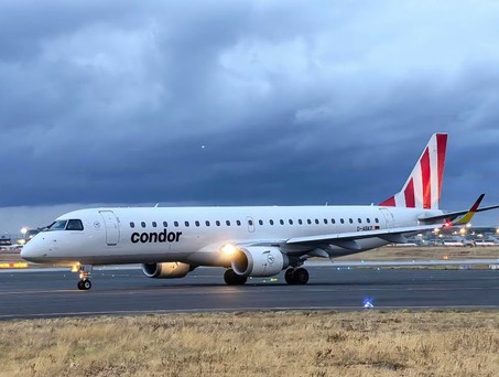 Embraer E190 von German Airwas mit Condor-Streifen: Nun bunt im Einsatz.