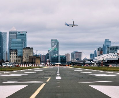 Airbus A320 Neo und der Flughafen London City (Montage): Werden Landungen ab 2027 erlaubt, oder nicht?