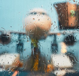 Jet im Regen (Archivbild): Zwischenzeitlich keine Starts und Landungen in Frankfurt.