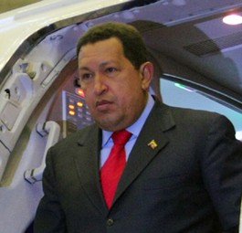 Hugo Chavéz bei einer Flugzeugbesichtigung: Sein Airbus wurde seit Monaten nicht mehr gesehen.