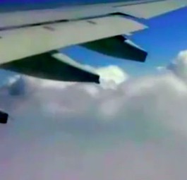 Oben rechts im Bild: Ein Ufo oder doch nur ein Flugzeug aus einer ungewöhnlichen Perspektive?