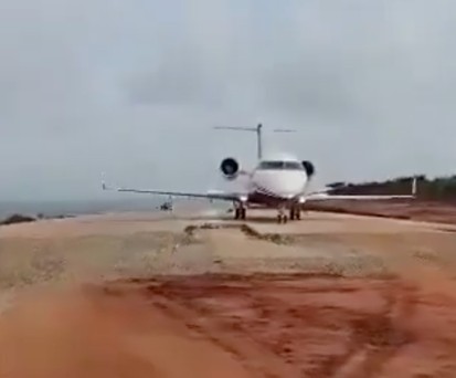 Die Bombardier Challenger 600 am Ende des asphaltierten Teils der im Bau befindlichen Straße.