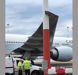 Boeing 777 von Cathay bekommt eine Delle