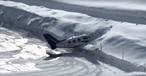 Flugzeug bleibt an Kultflugplatz im Schnee stecken