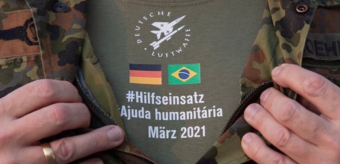 Die Aufgabe steht zweisprachig auf der Brust.