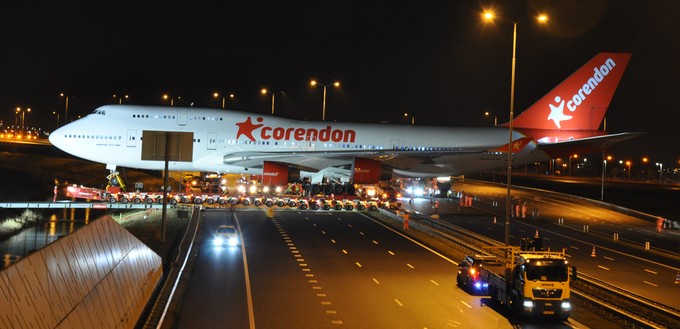 ... wurde im Februar vom Flughafen Amsterdam Schiphol über die Autobahn A9 ...