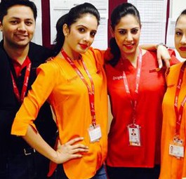 Spicejets Wochenend-Uniform: Poloshirt und Bluse und dazu Jeans.