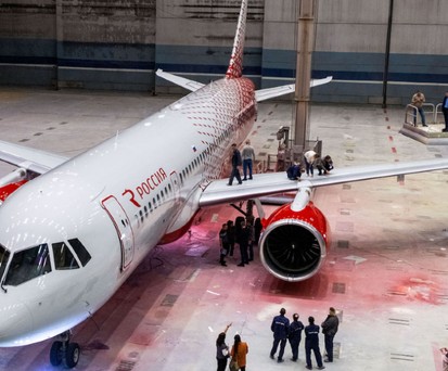Die erste Irkut MS-21 in der Lackierung einer Fluggesellschaft: Der Jet ...