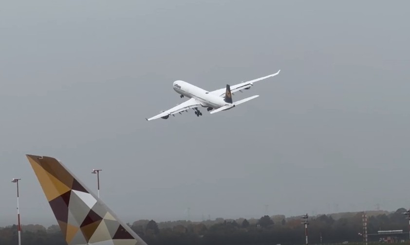 Lufthansas Airbus A340-600 mit dem Kennzeichen D-AIHX vor einer Etihad-Heckflosse: Abschied aus Düsseldorf.