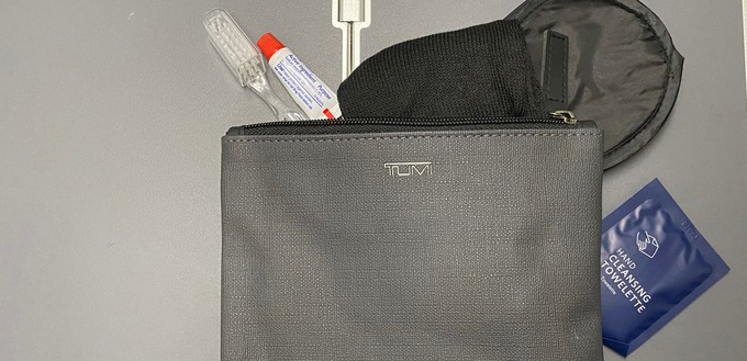 Als Extra gibt es ein Amenity Kit von Tumi.