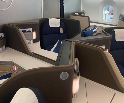 Noch etwas weiter vorne, in der Business Class, dann die Besonderheit: Das Braun, wie es hier zu sehen ist, kennt man so von Lufthansa nicht.