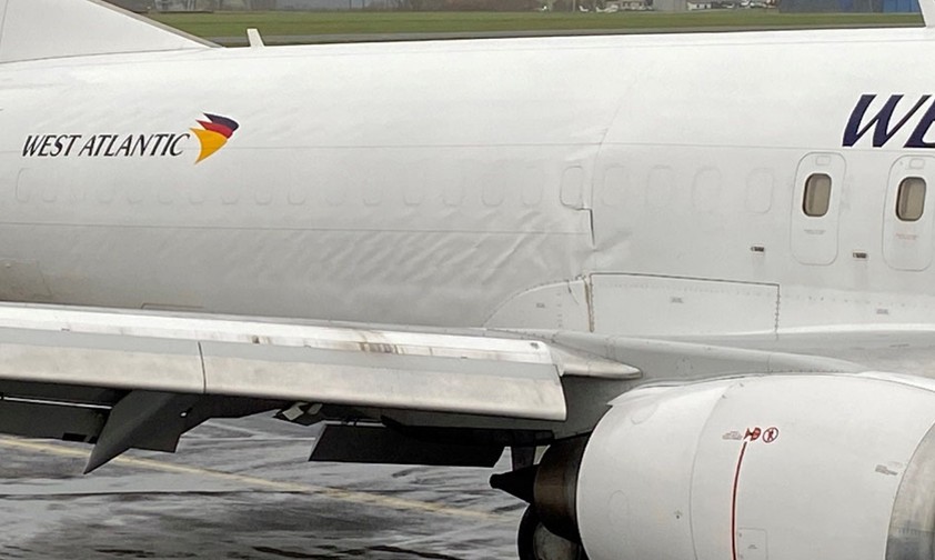Boeing 737 von West Atlantic UK: Deutliche Schäden im Rumpf.