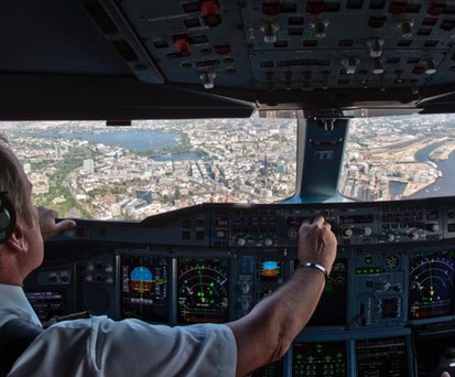 Jürgen Raps im Cockpit eines A380 über Hamburg.